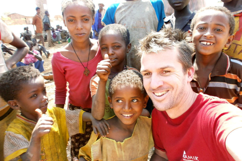 Beim Besuch eines kleinen Dorfes in Tansania © Heiko Schierz