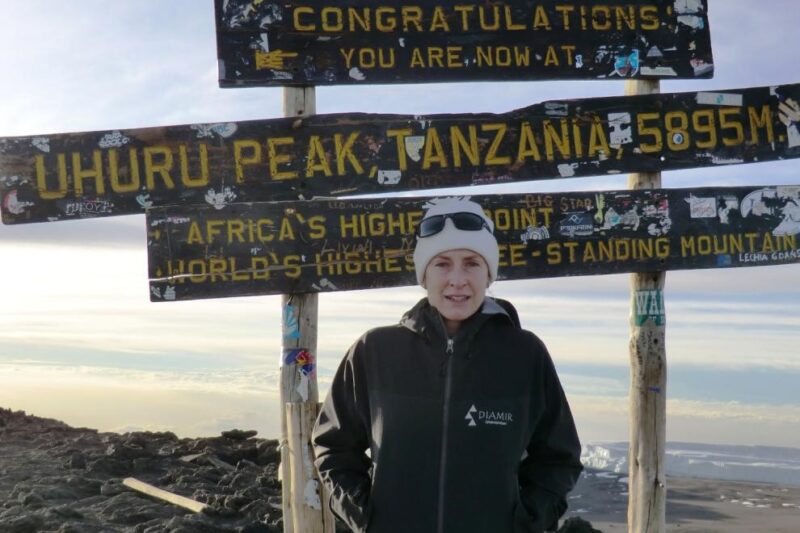 Debbie Bachmann am Gipfel des Kilimanjaro